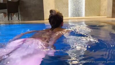 Голая Gina Gershon