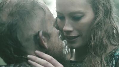 Голая Alyssa Sutherland