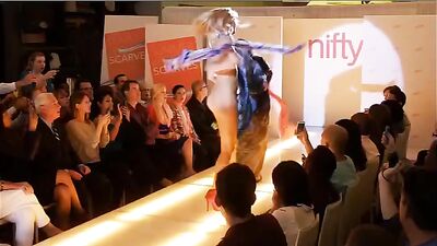 Голая Leslie Bibb