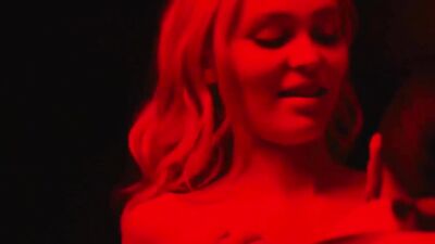 Голая Lily-Rose Depp