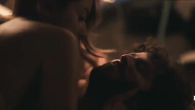 Голая Chloe Bennet