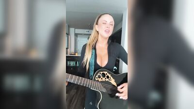 Голая Harley Cameron