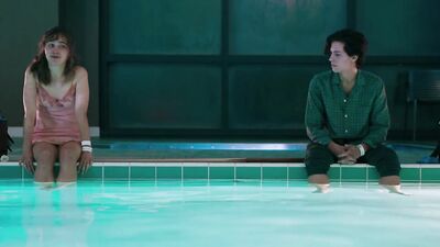 Голая Haley Lu Richardson