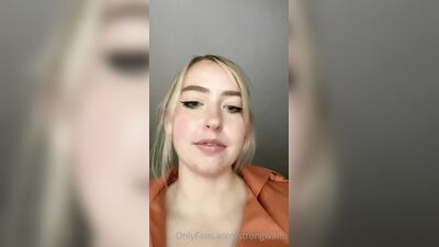 Голая Strongwaifu