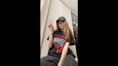 Молоденькая показала грудь и писю