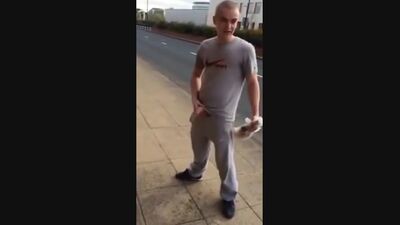 Достал член на улице и поссал