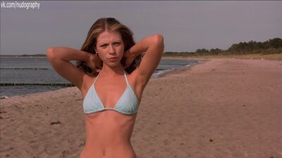 Решила раздеться - Мишель Трахтенберг (Michelle Trachtenberg) в фильме "Евротур" (EuroTrip, 2004) 1080p