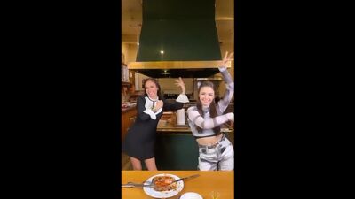 Камила и Ляйсан танцуют