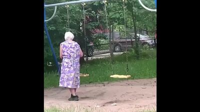 Бабушка смазывает детские качели фекалиями