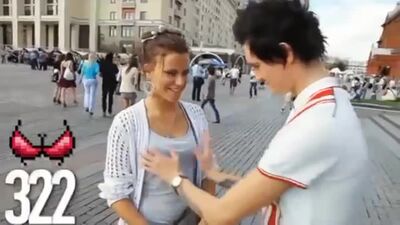 ЛАПАЕМ незнакомых девушек за СИСЬКИ