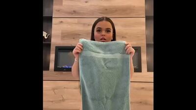 Онлифанщица-карлик с двумя вагинами