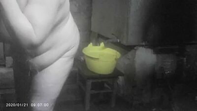 Две зрелые пышки моются в бане на скрытую камеру