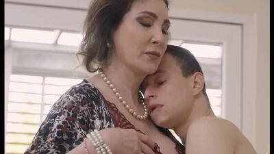 ПОРНО -- ЕЙ 55 -- У СТРОГОЙ МАМЫ СЛУЧИЛСЯ СЕКС С НЕЖНЫМ СЫНОМ -- porn sex milf mature -- Sissy Neri