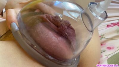 Настоящие 18+ (накаченная вакуумной помпой пизда, пухлая пися, большая вагина, влагалище красивой девочки, шлепает клитор)