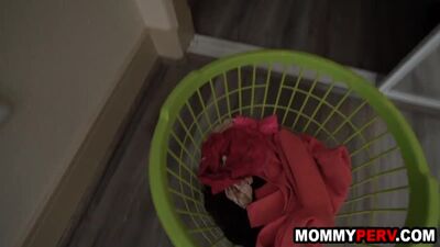 Спалился как нюхает трусики красотке она ему отсосала пока он нюхает