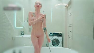 Застукала меня за тем, как я подглядывал за ней в душе