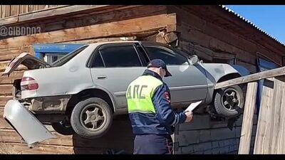 Застрял в стене