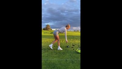 Симпатичная гольфистка Пейдж Спиранак показывает силу своего удара