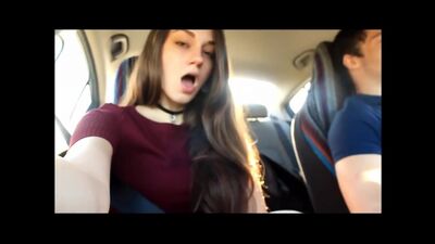 Красивая девочка сосет водителю, пока он ведет машину