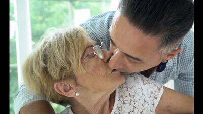 ПОРНО -- ЕЙ 74 -- ПОЧЕМУБЫ НЕ ТРАХНУТЬ БАБУЛЮ -- porn sex gilf granny -- Malya - Marina T