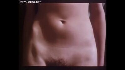 Мальчик снял трусы с девочки - постельная сцена с обнаженкой в кино.