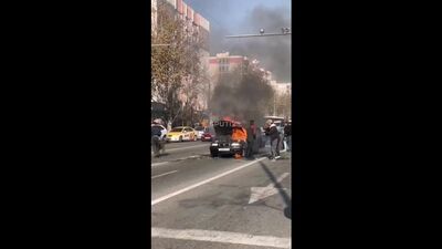 В Душанбе у поворота на базар "Корвон" загорелся автомобиль