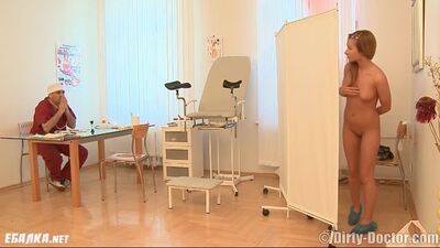 Врач трахнул девку во все дырки