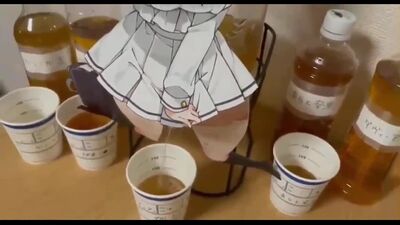 Тянка писает в стакан | Союз Сладких Кошкодевочек