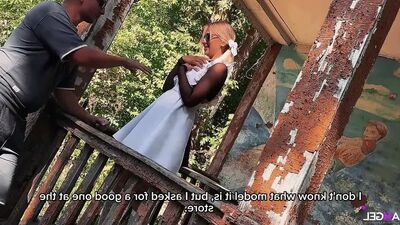 Охранник предложил айфон 17 за секс