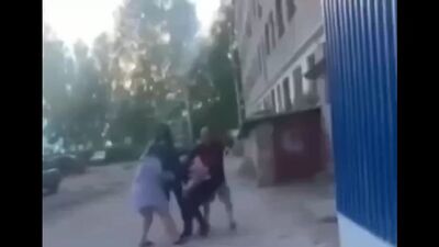 Избила и раздела парня.