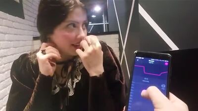 Включил вибратор в ресторане сладко стонет довел до оргазма стесняется села на вибратор первыйоргазм красивая девушка