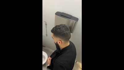 Дрочит в туалете. Скрытно снято