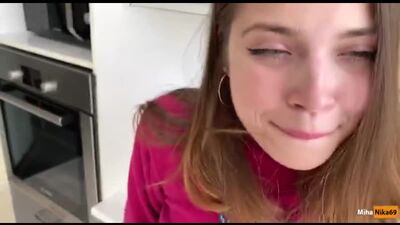 Развлекается с родной сестрой.