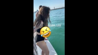 ПОПКА ГЕНСУХИ В КУПАЛЬНИКЕ [ gensyxa, попа, слив, голая, генсуха, эвелон, evelone, сиськи, грудь, стримерша, твич ]