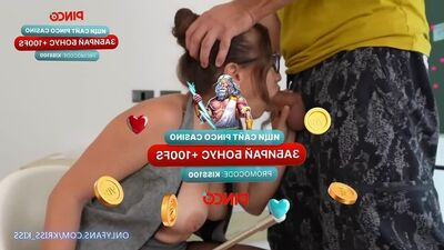 Сдает теоритический тест учительнице биологии