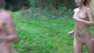 По травке бегут и хохочат а сиськи трясутся на кочках