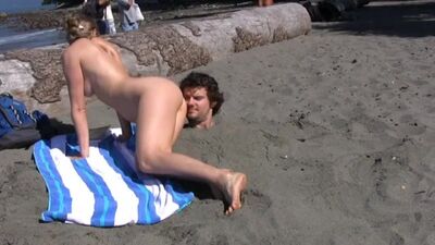 Девушка пердит на пляже парню в лицо