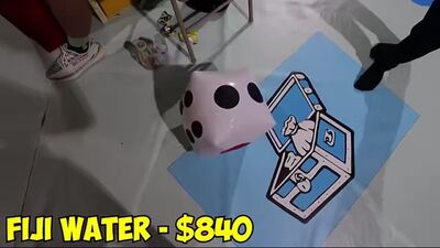 Гигантская игра «Монополия» на реальные деньги.