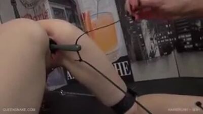 Расчёска в пизде у рабыни.240