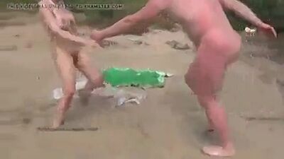 Бухую на берегу