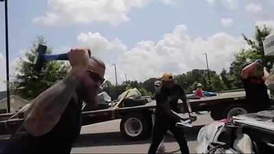 Уничтожить машину друга и удивить его новой