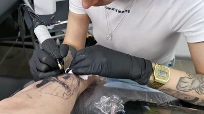 Схватил тату-мастера за грудь, а она и не сопротивлялась