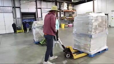 Раздача продуктов питания на сумму 1 000 000 долларов нуждающимся.