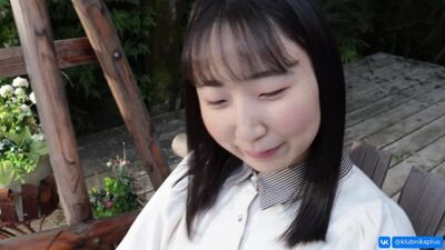 Азиатская застенчивая девушка обнажается, показывая свою красоту.