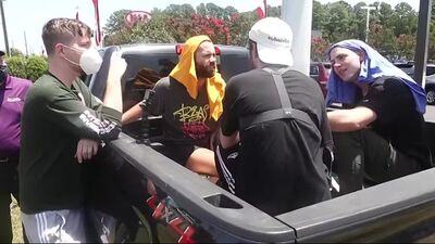 Наберите для этого случайного человека 1 000 000 подписчиков