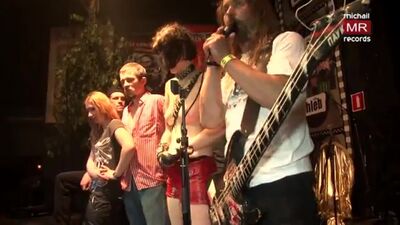 (18+) Паук призывает зрителей сделать куннилингус его девушке на сцене!