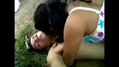 Записали на телефон как трахаются в кустах !!!