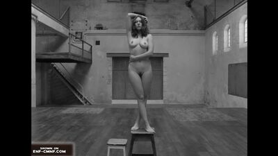 CMNF-видео – французская актриса позирует голой для сумасшедшего художника