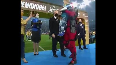 Дзюба вышел на награждение в костюме Дедпула