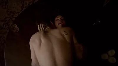 Phoebe Tonkin и секс с дневниками вампира